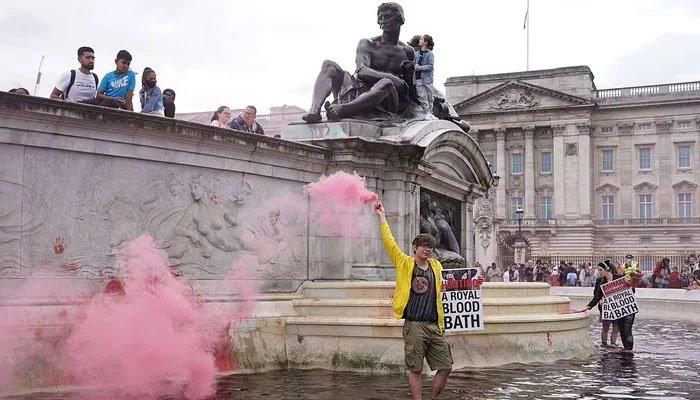 An angry mob stormed Buckingham Palace