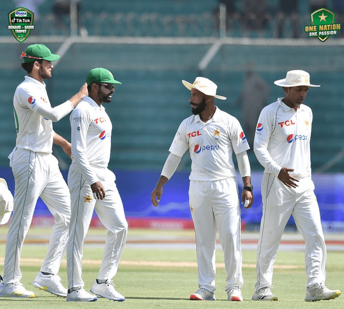 Karachi 2nd Test Pakistan piled up 148 runs in the first innings against Australia, a huge deficit of 408 runs