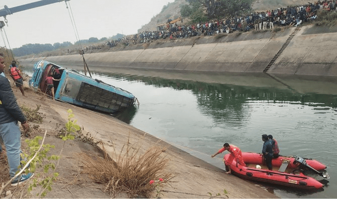 While returning from the temple, the car of the Hindu pilgrims fell into the pond; 27 killed
