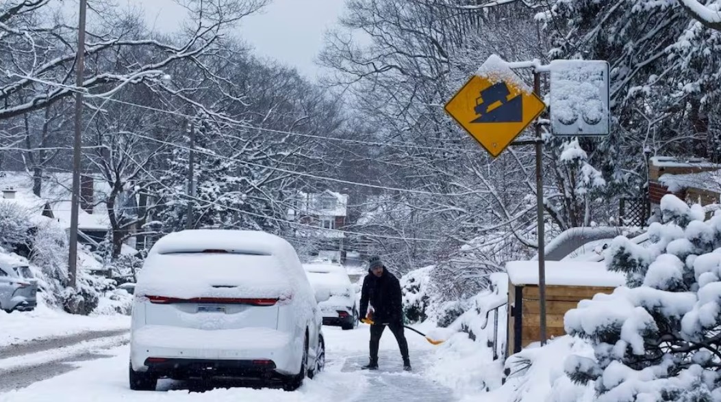 Toronto winter storm 56 TTC bus stops out of service, Delays and