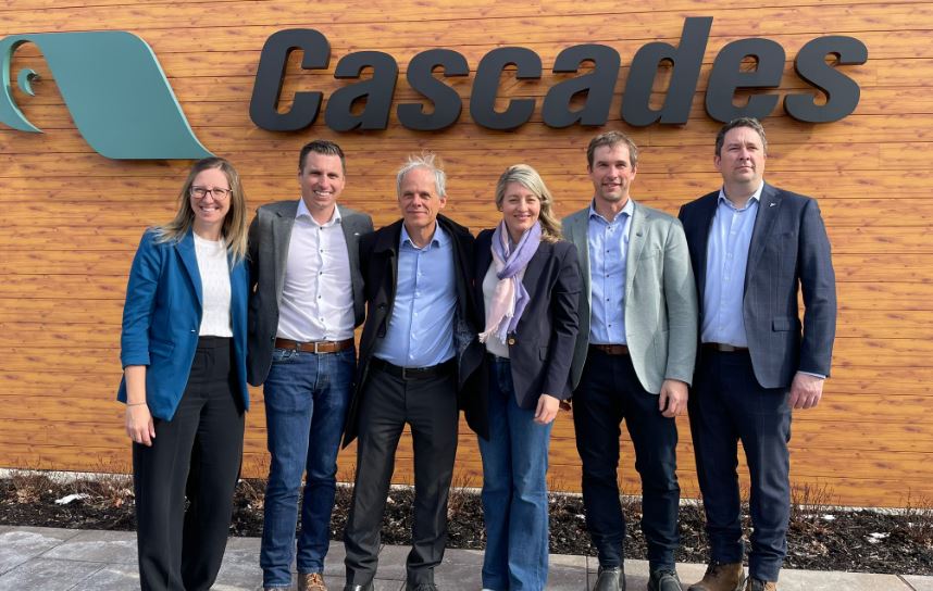 Featured image for “Melanie Joly visits local products at Cascades”